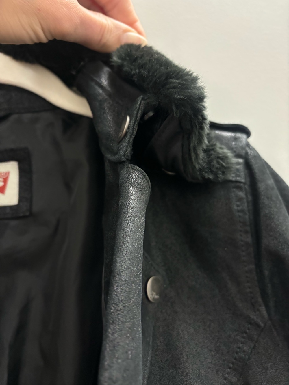 Levi's 100% genuine Leather Moto Jacket with a detachable faux fur collar. Small - Picture 7 of 7